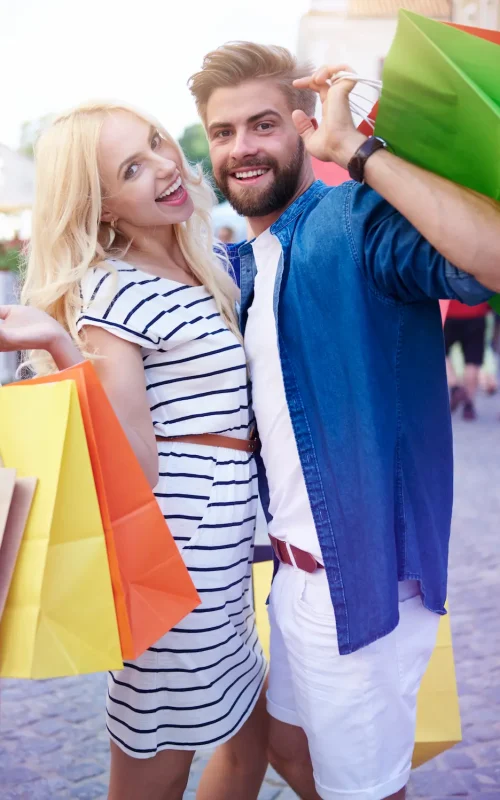 Casal fazendo compras e economizando com o clube de benefícios da RB Protege.