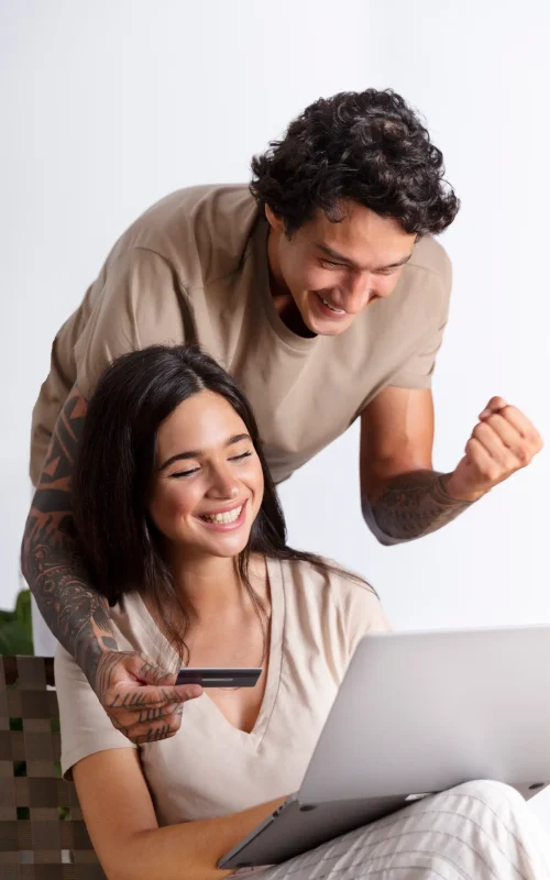 Casal utilizando notebook para aproveitar descontos online do Clube de Benefícios RB Protege.
