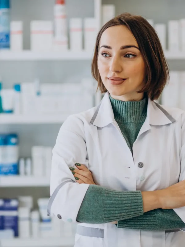 Farmacêutica em drogaria parceira do Clube de Benefícios da RB Protege.