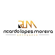 Logotipo com iniciais RLM em dourado e o nome Ricardo Lopes Moreira em letras pretas sobre fundo branco.