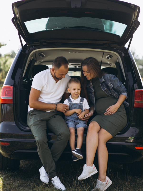 Família protegida com assistência veicular completa da RB Protege em viagem de carro.