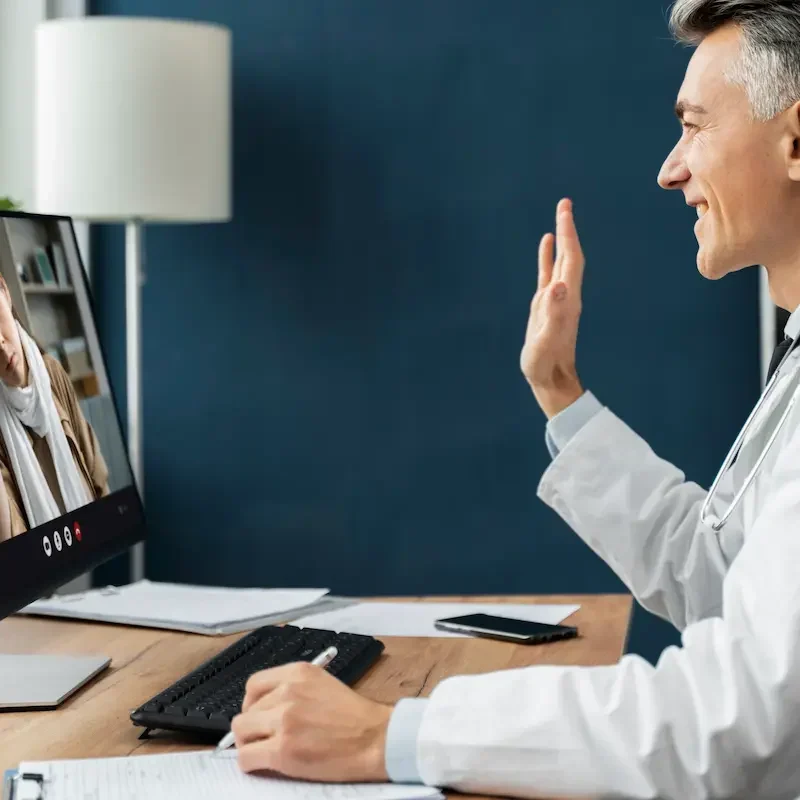 Médico realizando consulta online via telemedicina para associados da RB Protege.